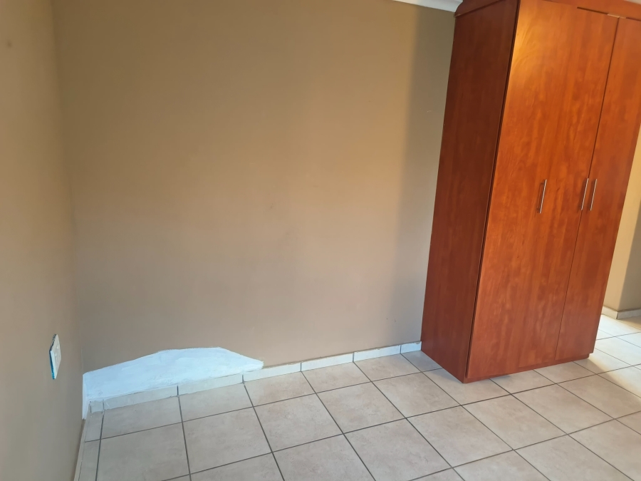 To Let 1 Bedroom Property for Rent in Promosa North West
